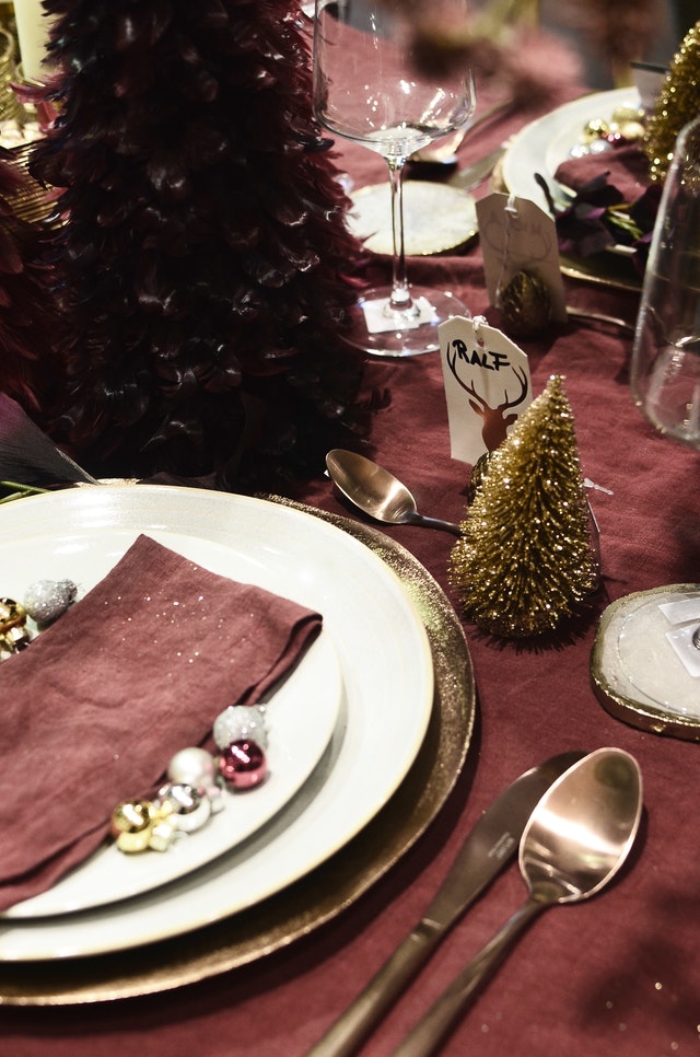 gold accents used in preparing a christmas dinent table