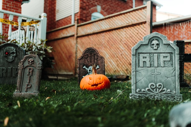 halloween graveyard Graveyard setup in halloween parties
