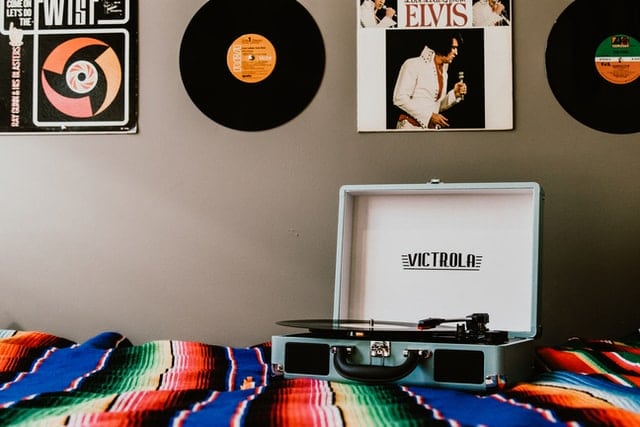 Hanging vinyl records on walls as a decor