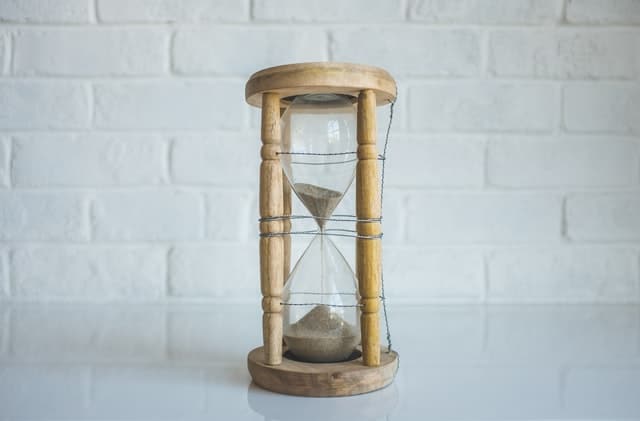 A simple but classic hourglass decor