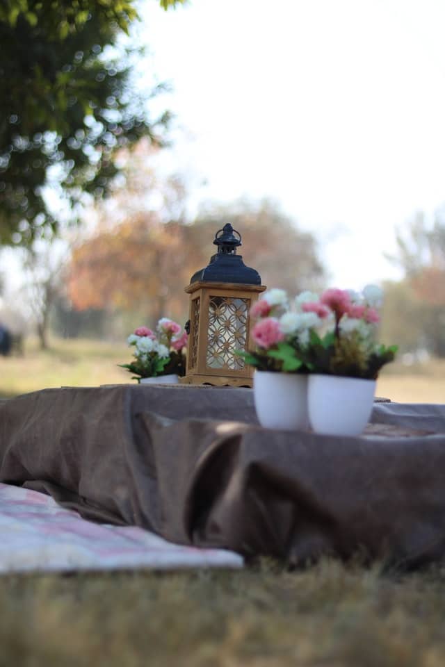 Lanterns and small flower vases used as table decors