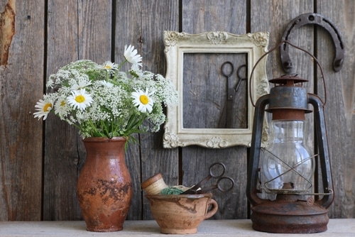 vintage lamp vase Vintage lamps, vases, cups, and frames as decor pieces.